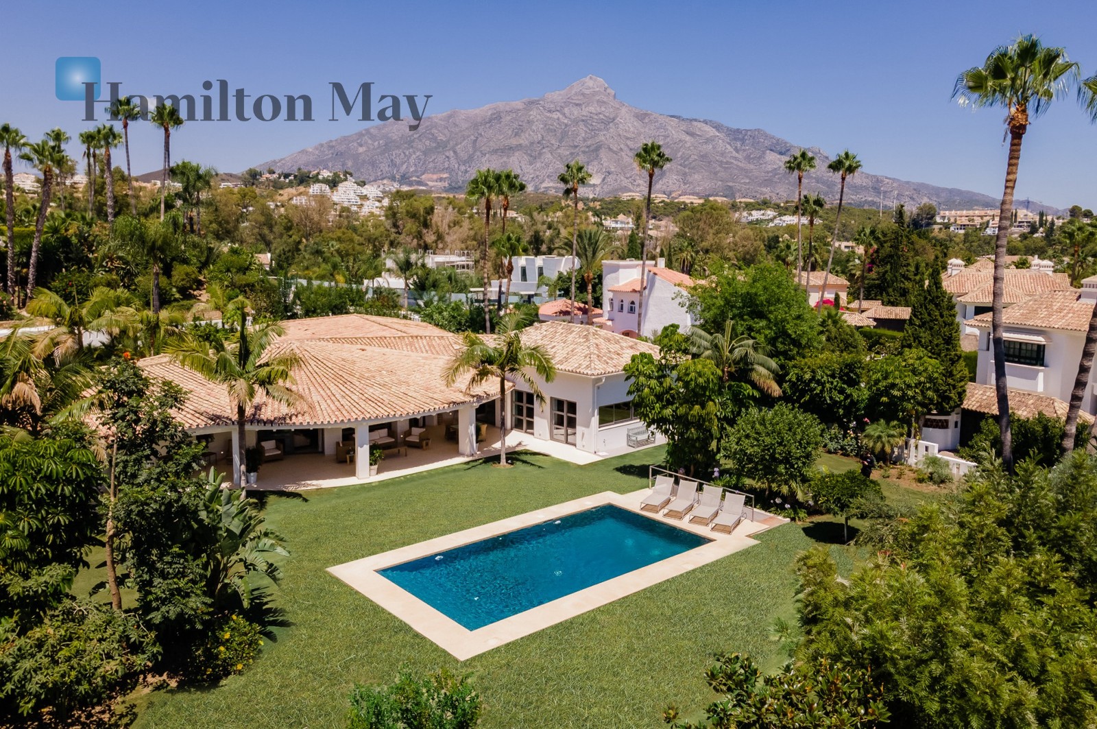 Elegant five bedroom saouth facing villa situated second line golf in La Cerquilla. The area is dominated by luxury villas and surrounded by golf courses.