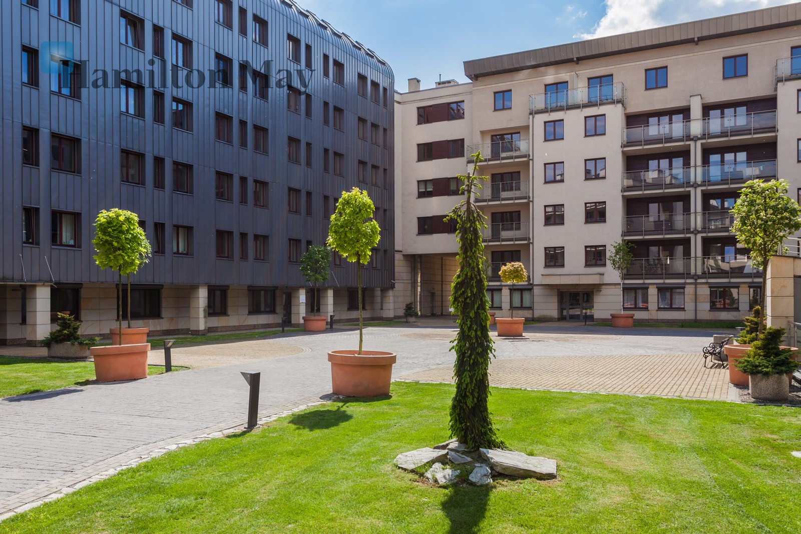 Level: 6 Status: existing Number of units: 270 Sale price from: 60000PLN Avg. sales price/m2: 10500PLN Rental price from: 3000PLN - slider