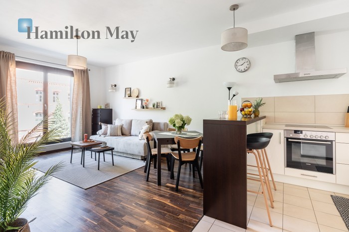 City: Kraków Street: Szlak Region: Stare Miasto Distance to centre: 1 km Level: 3 Price: 1300000 PLN Bedrooms: 1 Bathrooms: 1 Size: 50m2 - slider