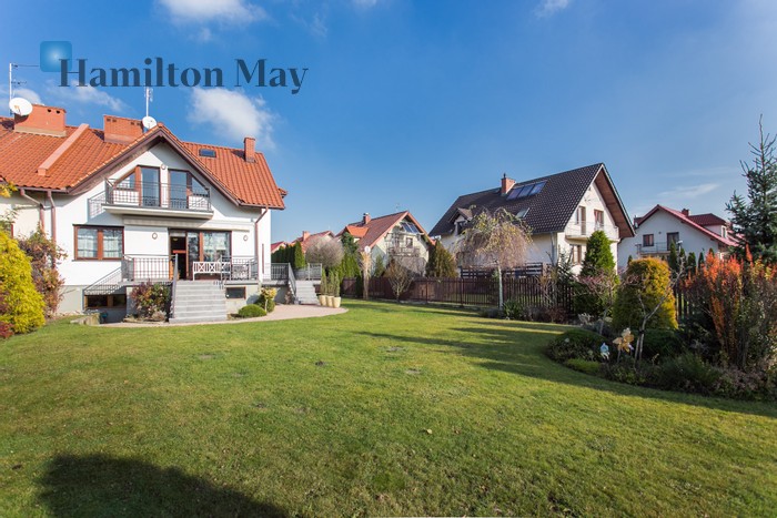 City: Kraków Street: Balicka Region: Bronowice Subregion: Bronowice Małe Level: -9 Price: 10000 PLN Bedrooms: 5 Bathrooms: 2 Plot size: 700m2 Price/m2: 48 PLN - slider