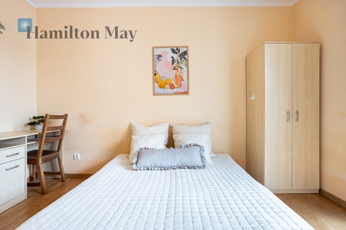 City: Wrocław Street: Dąbrowskiego 34 Region: Krzyki Subregion: Przedmieście Oławskie Distance to centre: 1.43 km Level: 3 Price: 2400 PLN Bedrooms: 2 Bathrooms: 1 Size: 31m2 Price/m2: 77 PLN - slider