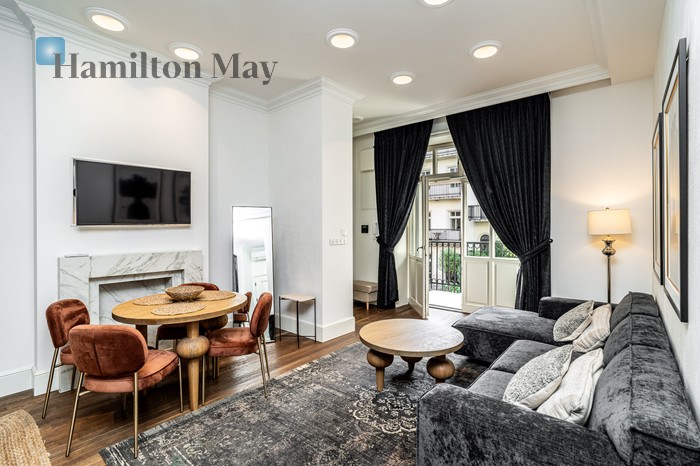 City: Kraków Street: plac Na Groblach Region: Stare Miasto Distance to centre: 0.71 km Level: 2 Price: 6500 PLN Bedrooms: 1 Bathrooms: 1 Size: 52m2 Price/m2: 125 PLN - slider