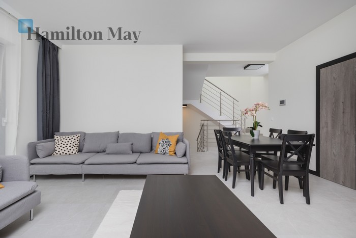 City: Kraków Street: Komuny Paryskiej Region: Dębniki Distance to centre: 7.54 km Price: 2200000 PLN Bedrooms: 4 Bathrooms: 2 Size: 156.49m2 - slider