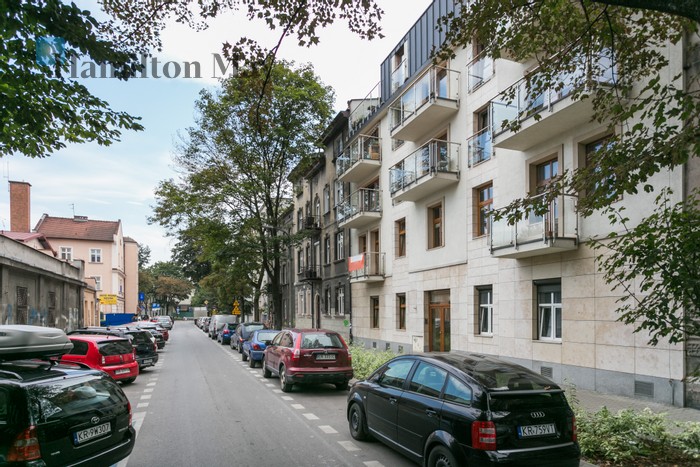 City: Kraków Street: Barska Region: Dębniki Distance to centre: 1.3 km Level: 3 Status: existing Number of units: 10 Rental price from: 1950PLN Avg. rental price/m2: 52PLN - slider
